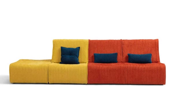 Nuovo divano letto contemporaneo dal design attuale e di tendenza Bangkok. Disponibile ad angolo, con poltrone e pouf colorati per un living room moderno.