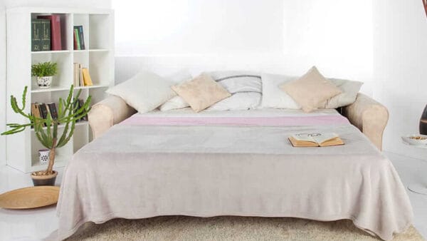 Divano letto classico disponibile con rivestimento in tessuto sfoderabile, pelle o microfibra. Il divano letto Legend è elegante e comodo. Provalo!