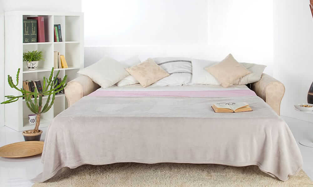 Divano letto classico disponibile con rivestimento in tessuto sfoderabile, pelle o microfibra. Il divano letto Legend è elegante e comodo. Provalo!