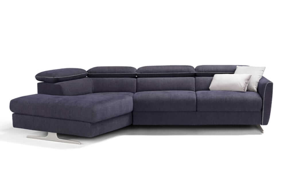 Nuovo divano letto moderno con piedini alti in metallo. Madrid Top in vendita da Tino Mariani. Personalizzabile, rete a doghe in legno, 100% made in Italy.