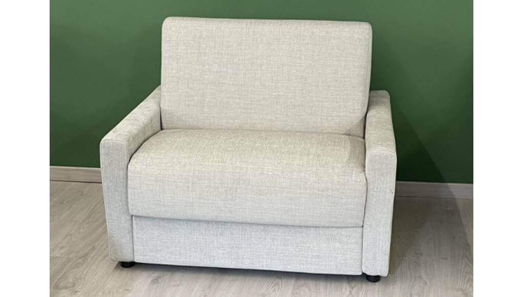 Poltrona letto London 18 di Tino Mariani, caratterizzata da un elegante rivestimento in tessuto anti macchia. Dotata di kit ruote per una facile movimentazione, porta guanciali integrato e un materasso alto 18 cm per un comfort ottimale. Disponibile in diverse larghezze di braccioli, questa poltrona unisce funzionalità e stile in un design compatto, ideale per spazi ridotti.