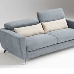 Sei alla ricerca di un divano letto con piedini alti in metallo? Scopri il nuovo divano moderno THUNDER da Tino Mariani e acquistalo in tessuto o in pelle.
